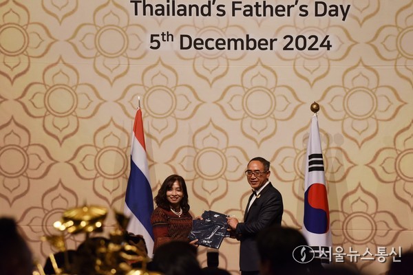 주한태국대사관이 4일 롯데호텔서울에서 정기용 기후변화대사 등 주요 내빈을 초청해 태국 국경일 기념행사(Thailand's National Day)를 개최했다. 타닛 쌩랏(H.E. Mr. Tanee Sangrat) 주한태국대사는 태국과 한국의 영원한우정, 건강, 행복을 바란다고 했다. 