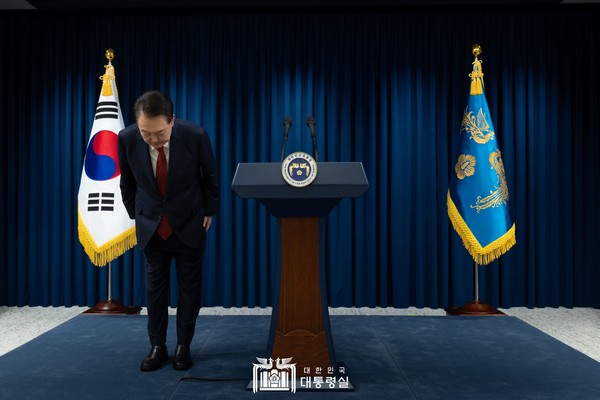 윤석열 대통령이 7일 서울 용산 대통령실 청사에서 진행된 대국민 담화 후 고개를 숙여 사과하고 있다. 2024.12.7/사진=대통령실 제공