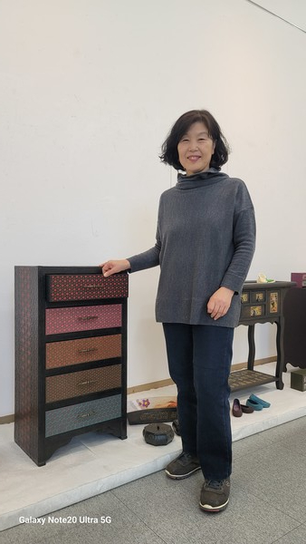   자신의 작품을 설명하고 있는 구남엽 작가