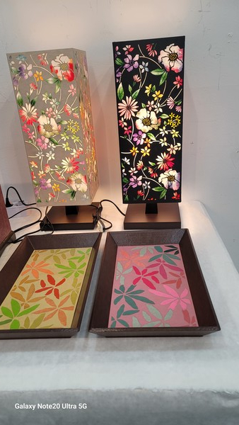        한지로 제작된 등 갓과 소반