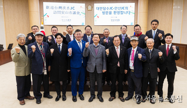 안산시의회 박태순 의장(사진 가운데) 9일 시의회를 찾은 대만 담수 청년회의소 방문단 접견