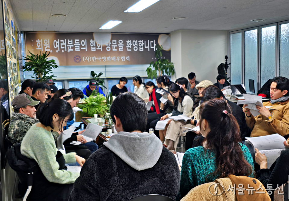 특별 기획 드라마 '명인'(각본/감독 봉회장) ‘이해룡 원로 배우와 후배 배우들이 함께 리딩을 하고 있는 모습. (2024.12.10) / 사진 = 서울뉴스통신 이성현 기자