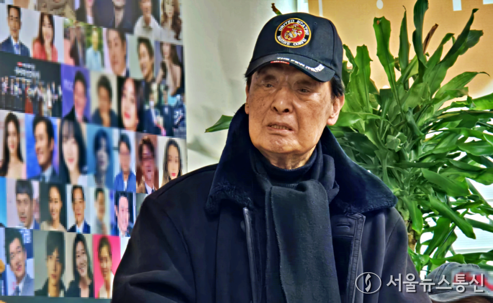 ‘영화인원로회’  이해룡 회장이 후배 배우들에게 지난날 영화 현장에 관한 이야기를 들려주고 있다. (2024.12.10) / 사진 = 서울뉴스통신 이성현 기자