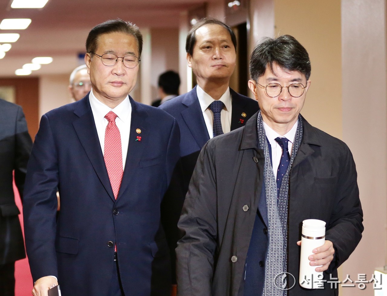 박성제(왼쪽) 법무부 장관이 10일 오전 서울 종로구 정부서울청사에서 열린 계엄 이후 첫 총리 주재 국무회의에 참석하고 있다. (2024.12.10) / 사진 = 서울뉴스통신 이민희 기자