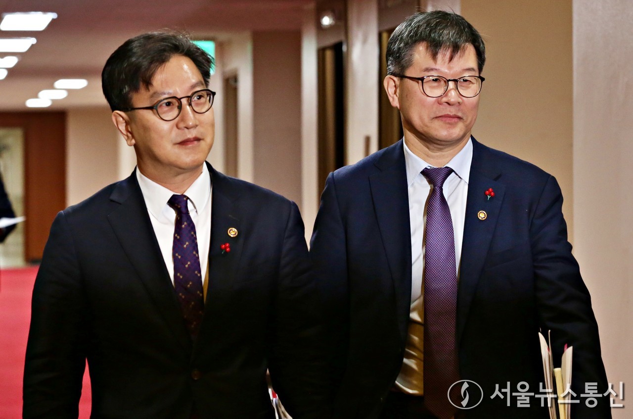 김범석 기획재정부 제1차관과 이기일 보건복지부 제1차관이 10일 오전 서울 종로구 정부서울청사에서 열린 계엄 이후 첫 총리 주재 국무회의에 참석하고 있다. (2024.12.10) / 사진 = 서울뉴스통신 이민희 기자