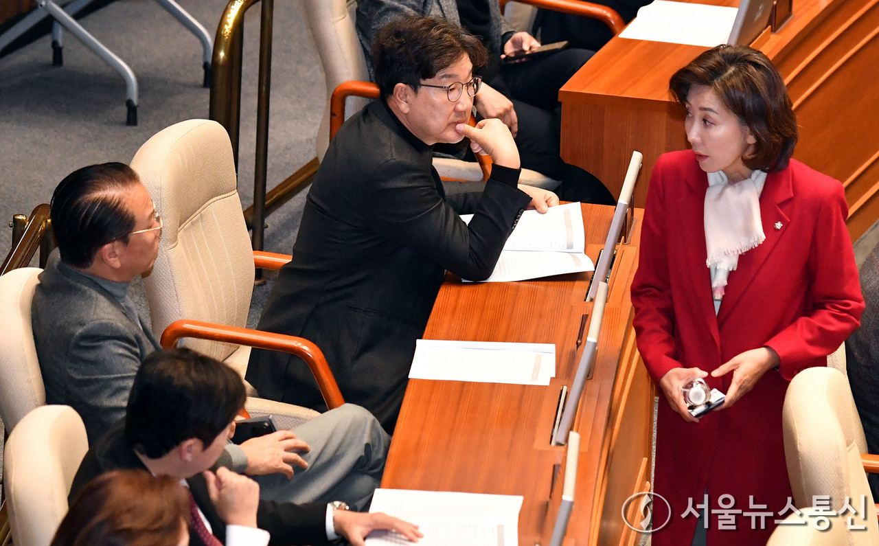 나경원, 권영세, 권성동 국민의힘 의원이 10일 서울 여의도 국회에서 열린 제418회국회(정기회) 제18차 본회의에서 대화하고 있다. (2024.12.10) / 사진 = 서울뉴스통신 신현성 기자