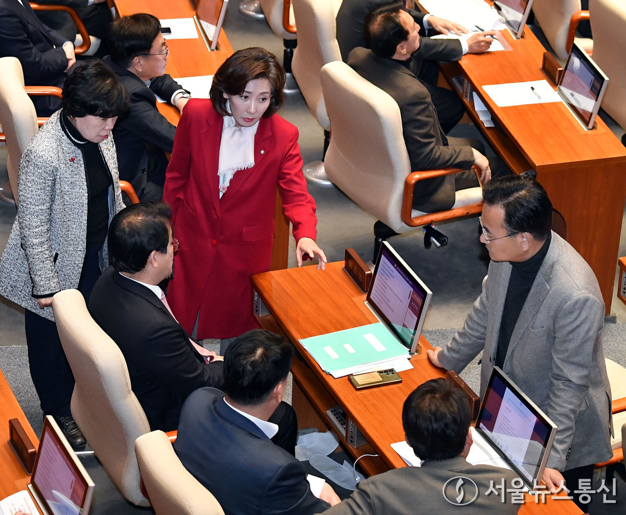 나경원 국민의힘 의원이 10일 오후 서울 여의도 국회에서 열린 제418회국회(정기회) 제18차 본회의에서 배준영 원내수석부대표, 유상범 의원, 조배숙 의원, 정희용 의원 등과 대화를 하고 있다. (2024.12.10) / 사진 = 서울뉴스통신 신현성 기자