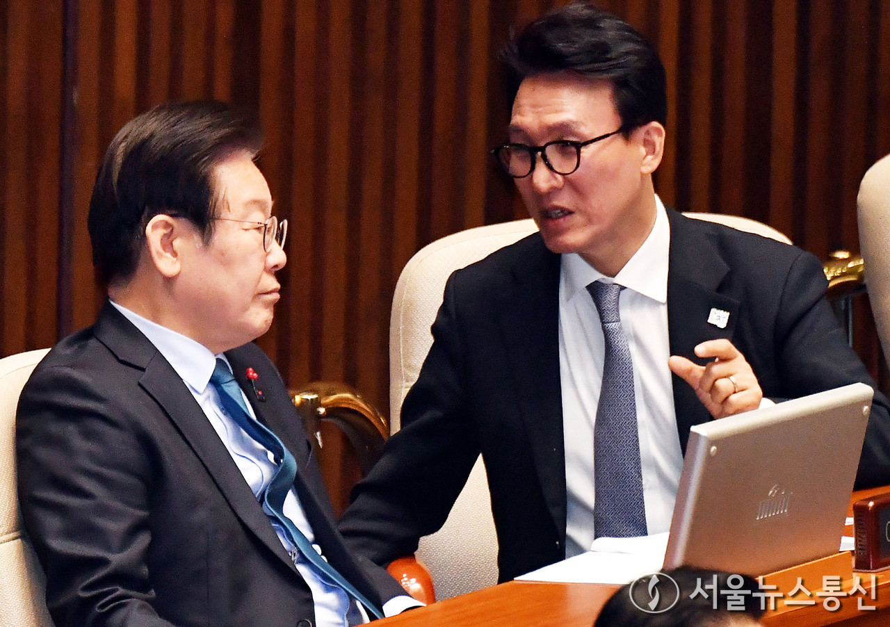 이재명 더불어민주당 대표와 김민석 최고위원이 10일 오후 서울 여의도 국회에서 열린 제418회국회(정기회) 제18차 본회의에서 대화를 하고 있다. (2024.12.10) / 사진 = 서울뉴스통신 신현성 기자