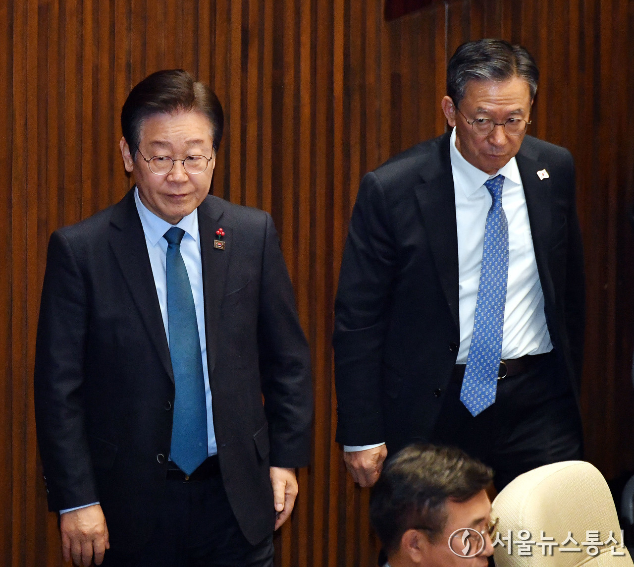 이재명 더불어민주당 대표와 정성호 의원이 10일 오후 서울 여의도 국회에서 열린 제418회국회(정기회) 제18차 본회의에 참석하고 있다. (2024.12.10) / 사진 = 서울뉴스통신 신현성 기자