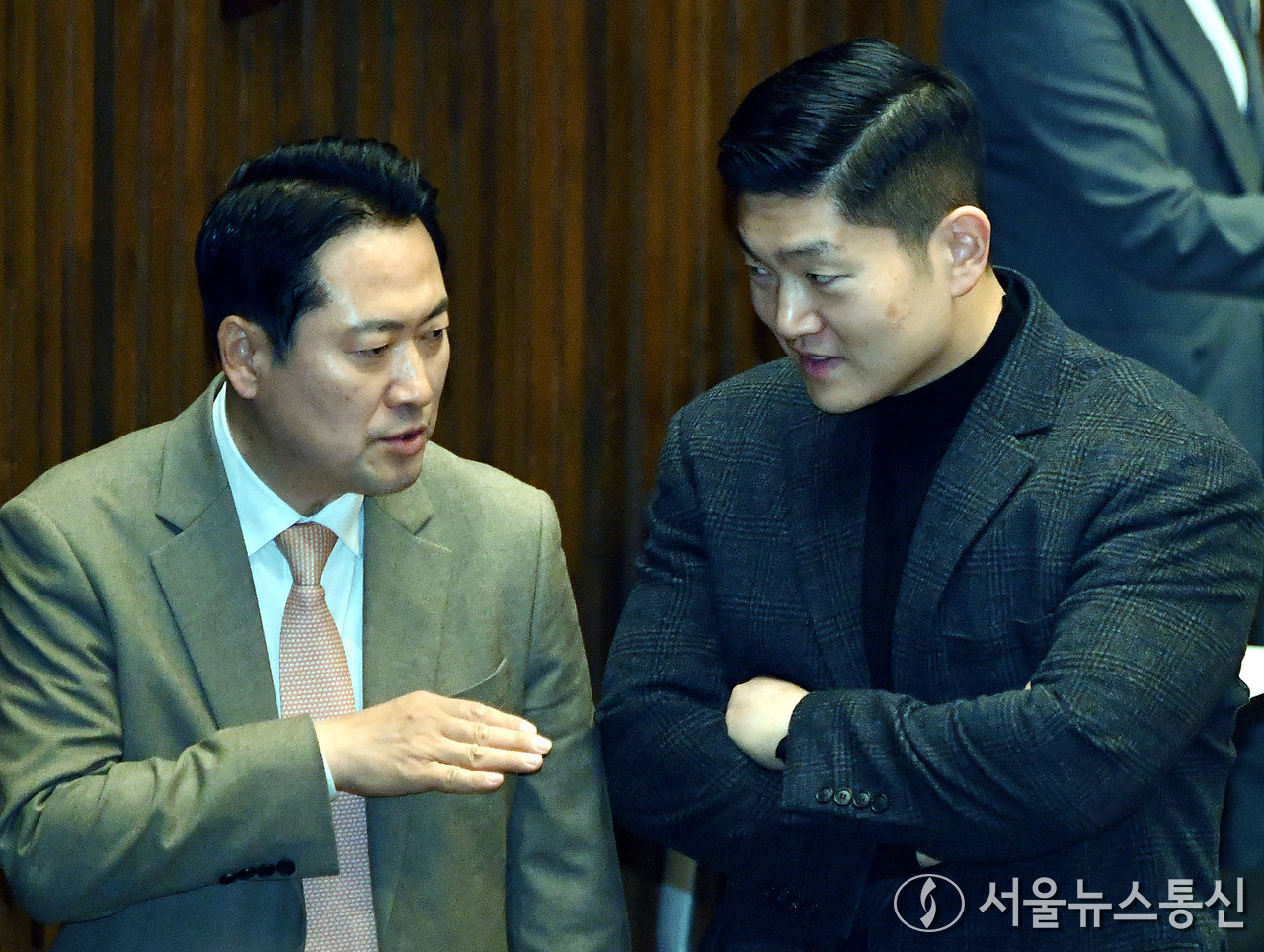 장동혁, 김재섭 국민의힘 의원이 10일 서울 여의도 국회에서 열린 제418회국회(정기회) 제18차 본회의에서 대화하고 있다. (2024.12.10) / 사진 = 서울뉴스통신 신현성 기자