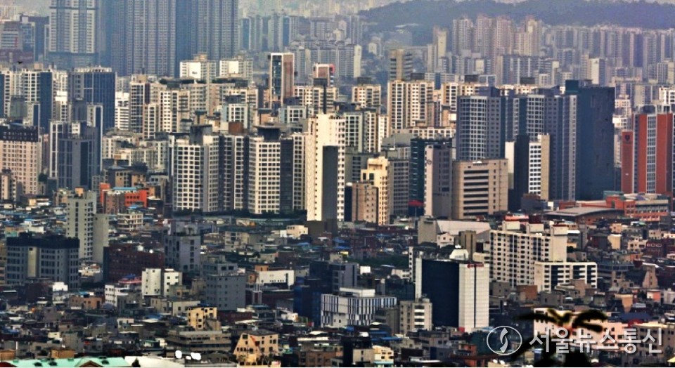 악성 미분양으로 불리는 준공 후 미분양 주택이 4년3개월 만에 최대치를 기록하면서 분양시장 침체와 양극화가 이어질 것이란 전망이 나온다. 사진은 서울 송파구 롯데월드타워 서울스카이에서 바라본 서울시내 아파트 주택가 모습 / 사진 = 서울뉴스통신 이성현 기자