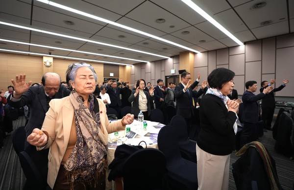 2024 대한민국기독교성직자협의회(KCLC) 송년기도회에서 구국통성기도를 드리는 참석자