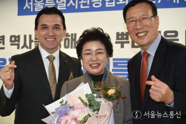 조태숙(사진 가운데) 신임 서울시관광협회장이 11일 오후 서울관광플라자 4층 다목족홀에서 개최된 27대 회장 취임식에서 관광업계 전문가들과 소통과 교류를 강조했다. 2024.12.11. 사진 이민희 기자   