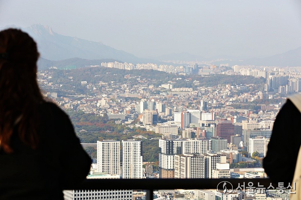 올해 분양한 서울 아파트의 1순위 청약 평균 경쟁률이 100대 1을 넘기며 역대 두 번째로 높을 것이라는 전망이 나왔다. (2024.10.30_남산) / 사진 = 서울뉴스통신 이성현 기자