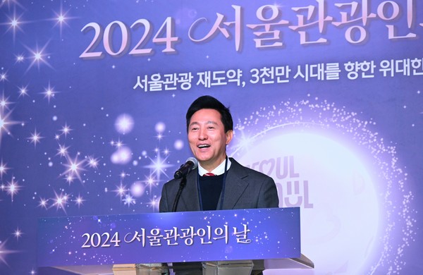 오세훈 서울시장이 16일, 세빛섬 플로팅 아일랜드에서 개최된 ‘2024 서울관광대상 시상식’에서 축사하고 있다. (사진제공 서울시)