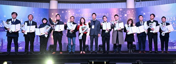 오세훈 서울시장이 16일, 세빛섬 플로팅 아일랜드에서 개최된 ‘2024 서울관광대상 시상식’에서 서울특별시장 ǥâ 수여자와 기념 촬영하고 있다. (사진 서울시 제공)