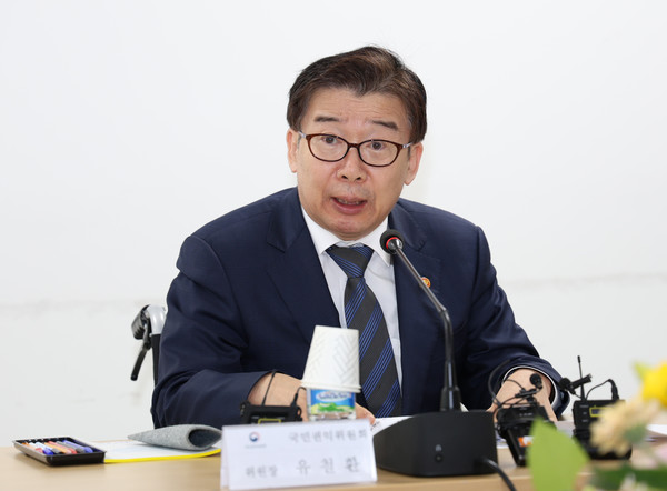 유철환 국민권익위원장이 31일 오전 서울 동작구 노량진수산시장에서 열린 설 명절 청탁금지법 선물 가액 상향 관련 국민권익위원회 수산업계 현장 간담회에서 발언하고 있다. 2024.01.31. 사진제공 국민권익위원회 © 서울뉴스통신 무단전재 및 재배포 금지