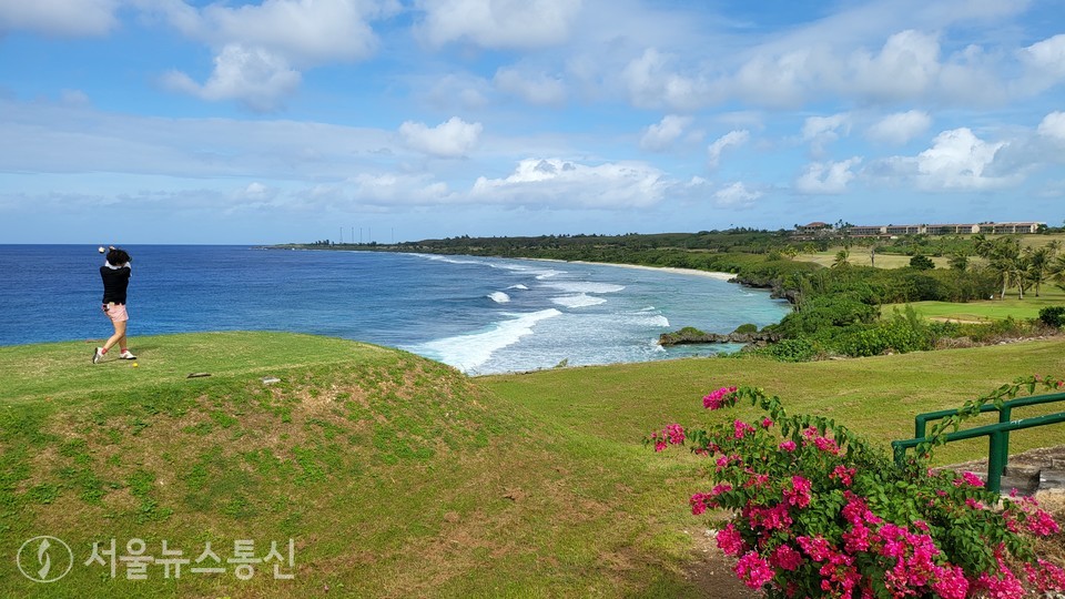 18홀 모두 바닷가를 끼고 있는 사이판 코럴오션CC. 사이판 유일의 LPGA규격을 갖춘 길고 넓은 골프장이다.(사진 제공 = 세계여행신문)