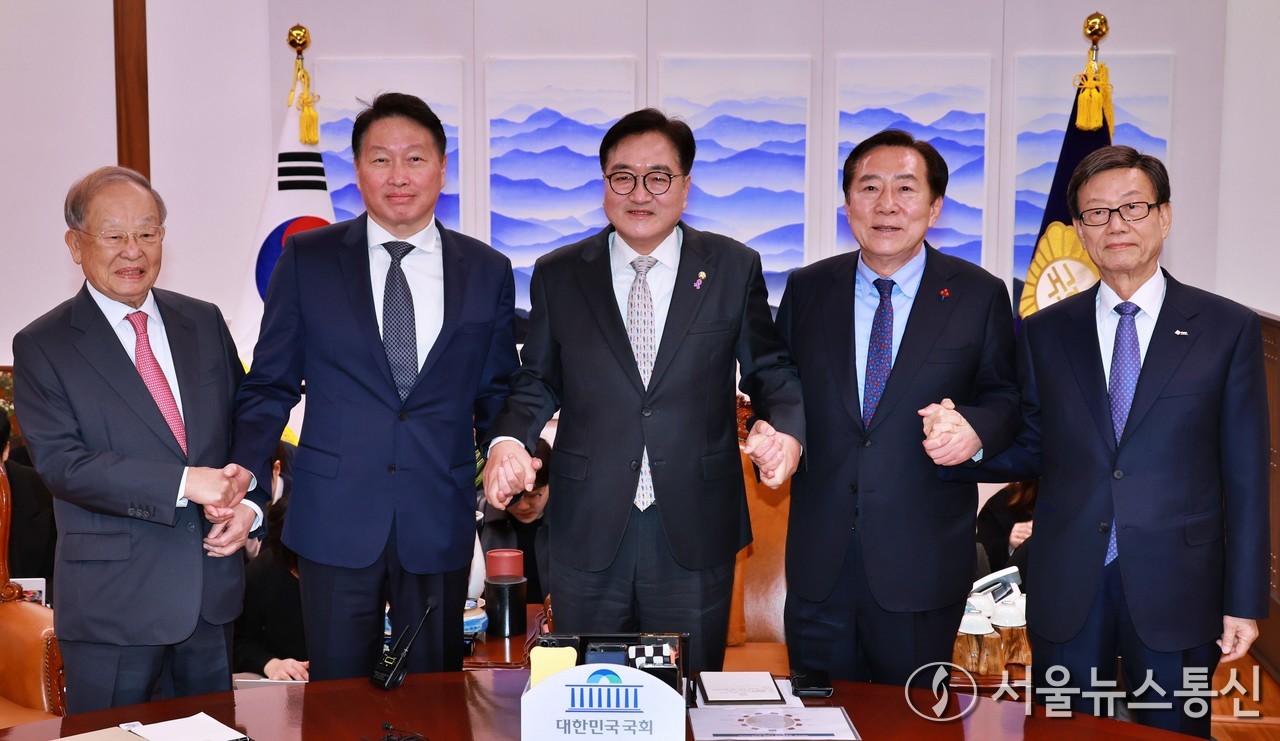 우원식 국회의장이 17일 서울 여의도 국회의장실에서 열린 경제단체 비상간담회에서 참석자들과 기념촬영하고 있다. 왼쪽부터 손경식 한국경영자총협회 회장, 최태원 대한상공회의소 회장, 우 의장, 김기문 중소기업중앙회 회장, 윤진식 한국무역협회 회장. (2024.12.17) / 사진 = 서울뉴스통신 신현성 기자 