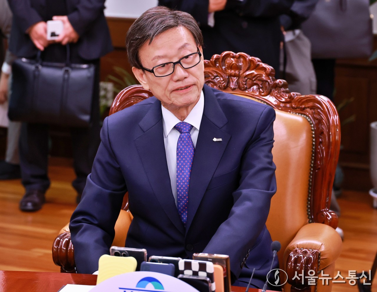 윤진식 한국무역협회 회장이 17일 서울 여의도 국회의장실에서 열린 경제단체 비상간담회에서 발언하고 있다. (2024.12.17) / 사진 = 서울뉴스통신 신현성 기자