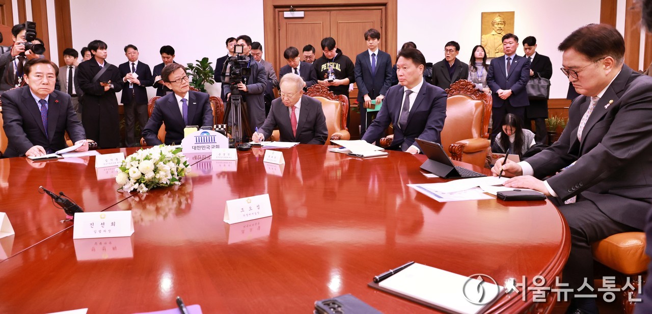 우원식 국회의장이 17일 서울 여의도 국회의장실에서 열린 경제단체 비상간담회에서 윤진식 한국무역협회 회장 발언을 경청하고 있다. (2024.12.17) / 사진 = 서울뉴스통신 신현성 기자