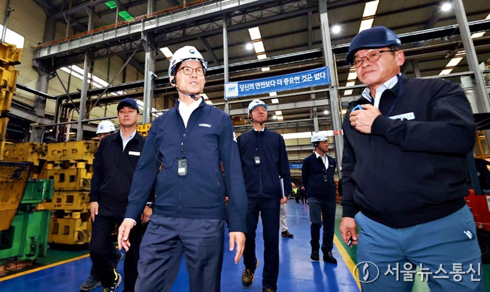 김문수 고용노동부 장관이 21일 경기 평택시 자동차 부품 제조사업장인 디에이치에서 외국인 근로자 안전보건 관리 현장 점검을 하고 있다. (2024.10.21) / 사진 = 고용노동부 제공