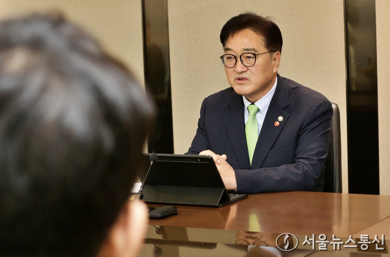 우원식 국회의장이 19일 서울 한국은행 본관을 방문해 이창용 한국은행 총재와 면담하고 있다. (2024.12.19) / 사진 = 서울뉴스통신 신현성 기자