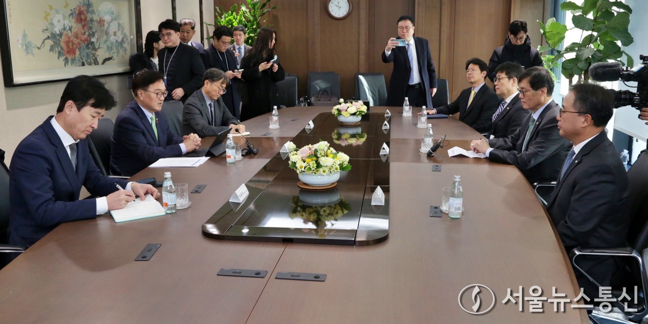 우원식 국회의장이 19일 서울 한국은행 본관을 방문해 이창용 한국은행 총재와 면담하고 있다. (2024.12.19) / 사진 = 서울뉴스통신 신현성 기자 