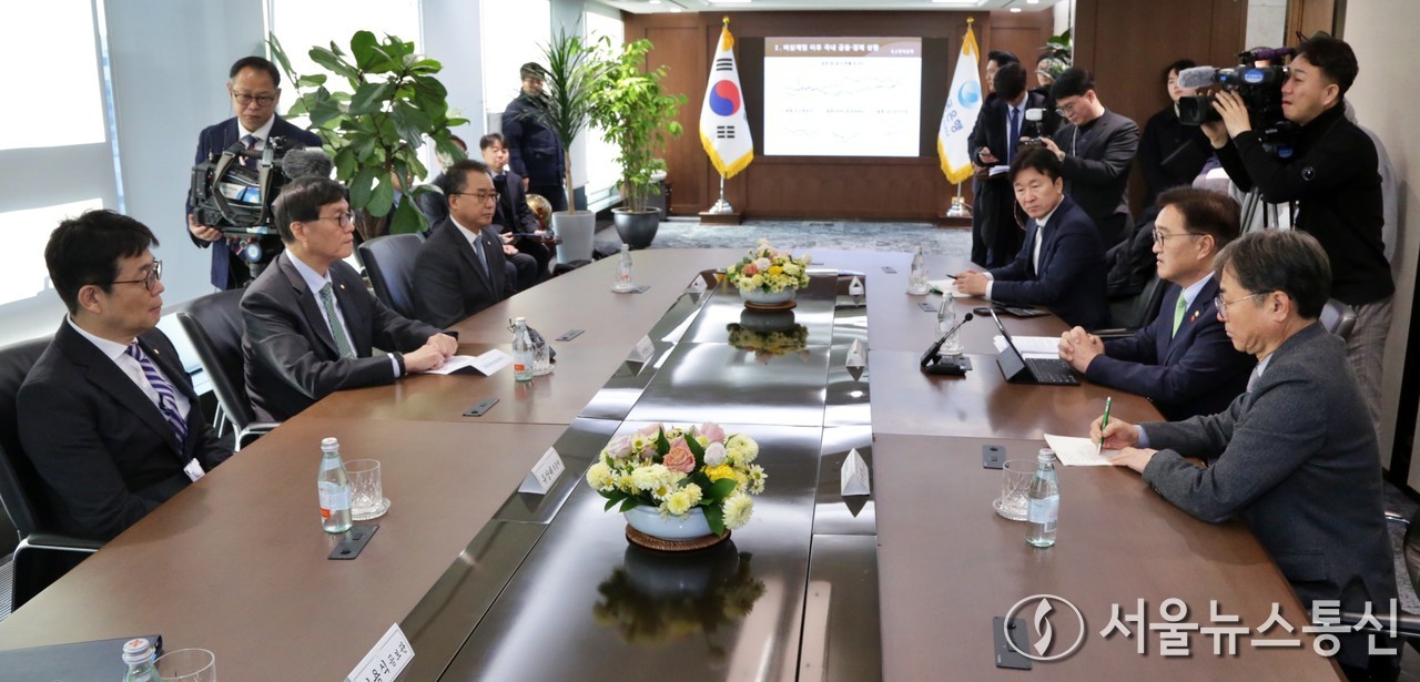 우원식 국회의장(오른쪽)이 19일 서울 한국은행 본관을 방문해 이창용 한국은행 총재와 면담하고 있다. (2024.12.19) / 사진 = 서울뉴스통신 신현성 기자