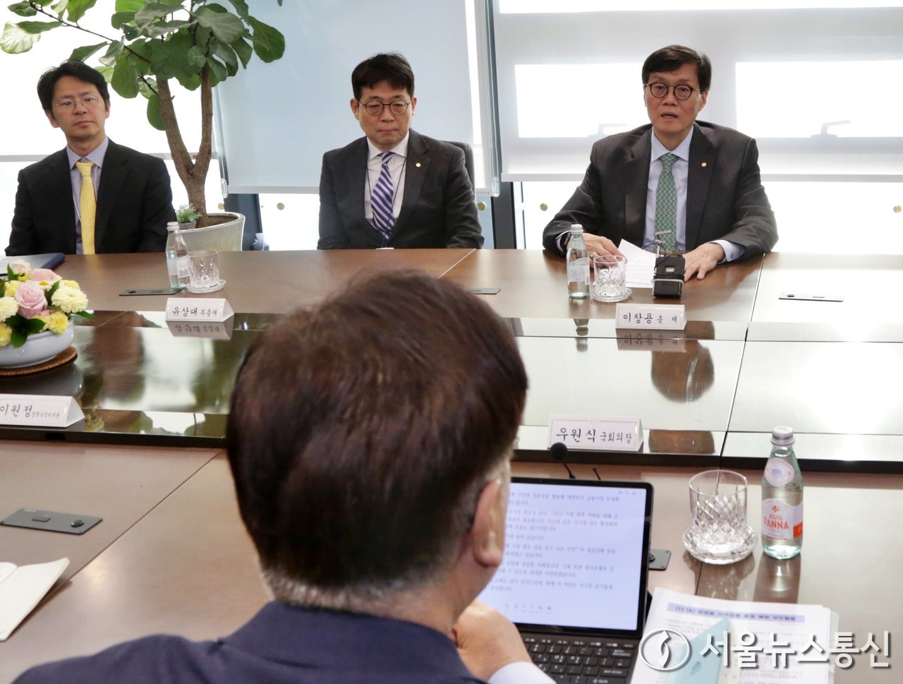 이창용 한국은행 총재가 19일 서울 한국은행 본관 총재 회의실에서 우원식 국회의장과 면담하고 있다. (2024.12.19) / 사진 = 서울뉴스통신 신현성 기자 