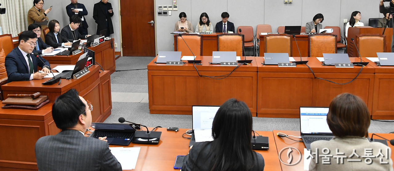 19일 오전 서울 여의도 국회에서 열린 운영위원회 전체회의에서 여당 의원들과 국무위원들이 불참해 있다. (2024.12.19) / 사진 = 서울뉴스통신 이창호 기자 