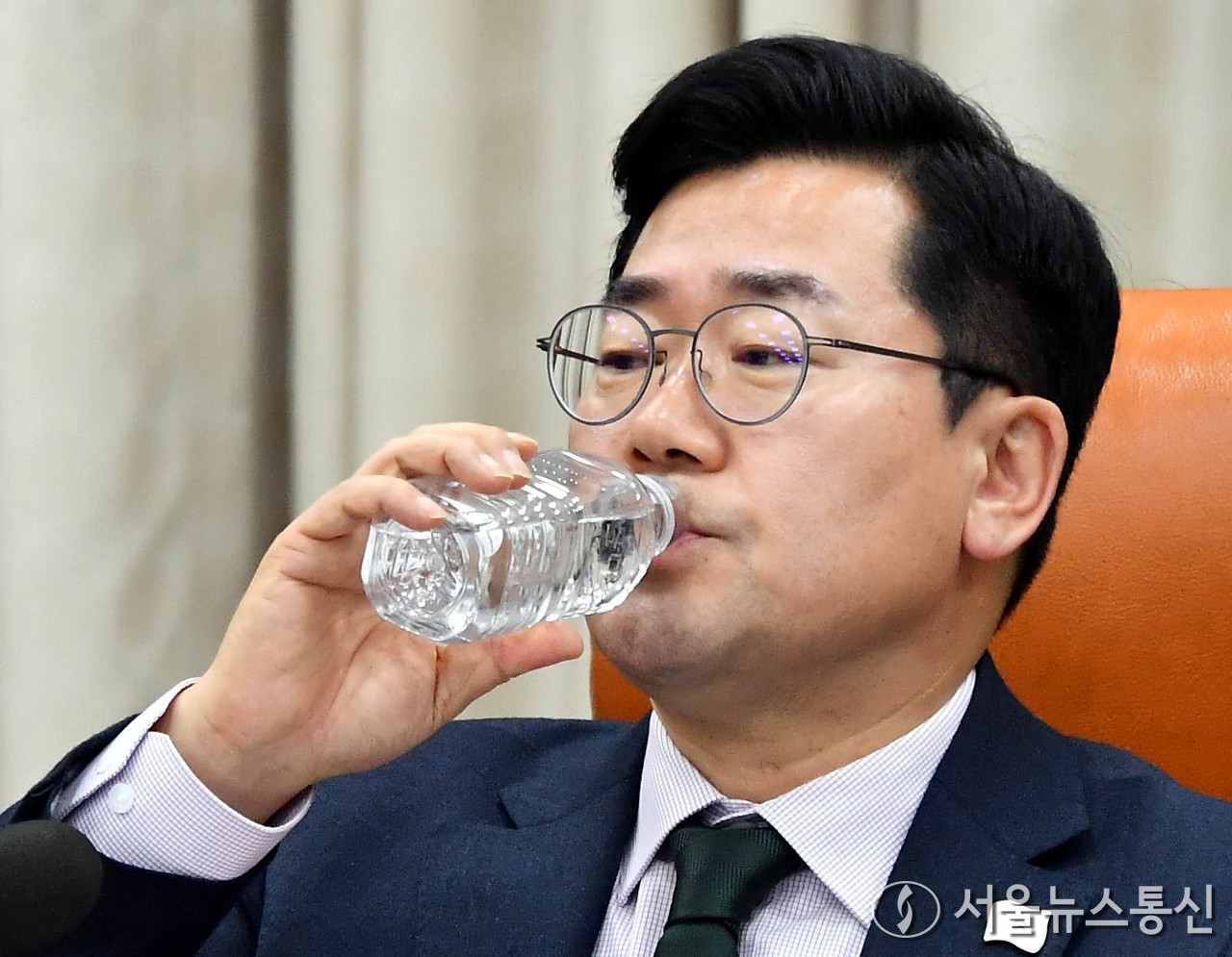 박찬대 국회 운영위원회 위원장이 19일 오전 서울 여의도 국회에서 열린 운영위원회 전체회의에서 물을 마시고 있다. (2024.12.19) / 사진 = 서울뉴스통신 이창호 기자