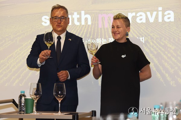 이반 얀차렉 주한체코대사(왼쪽)와 체코 국립 소믈리에인 클라라 콜라로바가 지난 17일 서울 강남 도운 스페이스에서 열린 ‘체코 모라비아 와인을 발견하다’ 시음 행사에서 체코와인의 우수성을 설명하고 있다. 2024.12.17. 사진 이민희 기자 