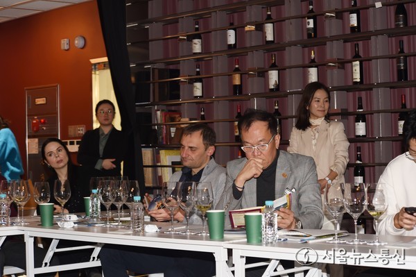 지난 17일 서울 강남 도운 스페이스에서 열린 ‘체코 모라비아 와인을 발견하다’ 시음 행사에 참석한 와인업계 전문인들이 체코 모라비아 지역 와인의 특성을 살펴보고 있다. 2024.12.17. 사진 이민희 기자 