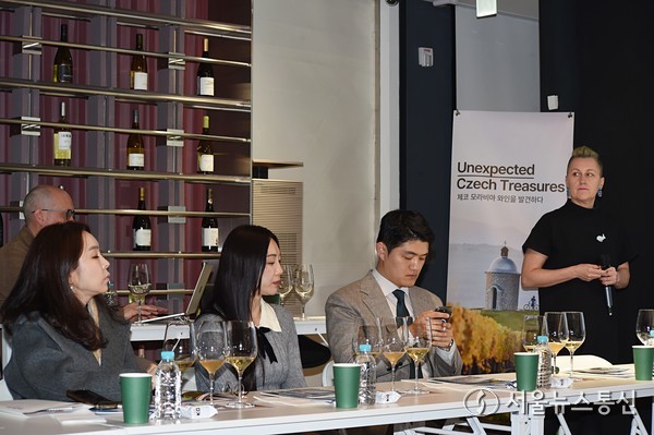 지난 17일 서울 강남 도운 스페이스에서 열린 ‘체코 모라비아 와인을 발견하다’ 시음 행사에 참석한 와인업계 전문인들이 체코 모라비아 지역 와인의 특성을 살펴보고 있다. 2024.12.17. 사진 이민희 기자 