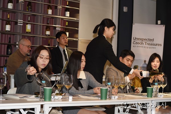 지난 17일 서울 강남 도운 스페이스에서 열린 ‘체코 모라비아 와인을 발견하다’ 시음 행사에 참석한 와인업계 전문인들이 체코 모라비아 지역 와인의 특성을 살펴보고 있다. 2024.12.17. 사진 이민희 기자 