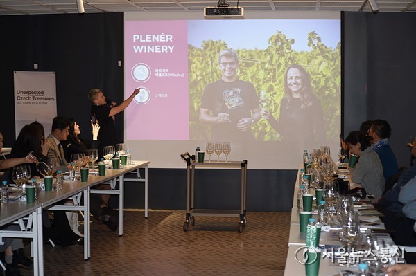 지난 17일 서울 강남 도운 스페이스에서 열린 ‘체코 모라비아 와인을 발견하다’ 시음 행사에 참석한 체코 국립 소믈리에이자 유명 방송인인 클라라 콜라로바가 체코 모라비아 지역의 와인 특성을 설명하고 있다. 2024.12.17. 사진 이민희 기자 