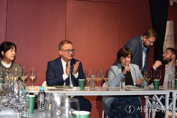 이반 얀차렉 주한체코대사(왼쪽에서 두번째)가 지난 17일 서울 강남 도운 스페이스에서 열린 ‘체코 모라비아 와인을 발견하다’ 시음 행사에 참석해 체코와인의 우수성에 박수치고 있다. 2024.12.17. 사진 이민희 기자 