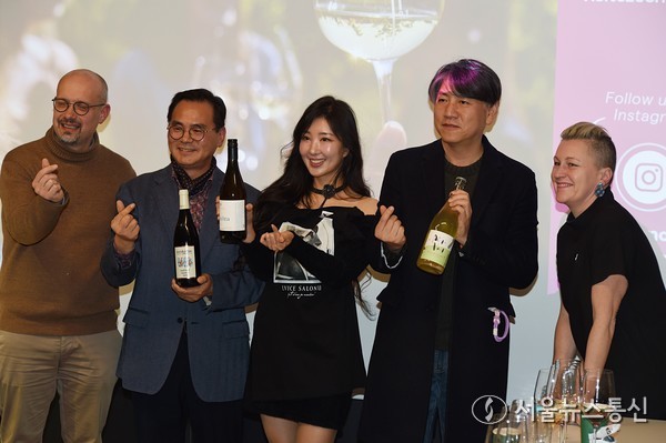 지난 17일 서울 강남 도운 스페이스에서 열린 ‘체코 모라비아 와인을 발견하다’ 시음 행사에 참석한 체코 국립 소믈리에이자 유명 방송인인 클라라 콜라로바가 미카엘 프로하스카 체코관광청 한국지사장 등 와인 전문인들과 기념촬영하고 있다. 2024.12.17. 사진 이민희 기자 