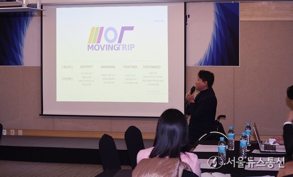 무빙트립 신현오 대표이사가 휠체어를 타고 순창 완주 무장애 로컬 캠핑투어에 대해 설명하고 있다. 사진 이민희 기자 