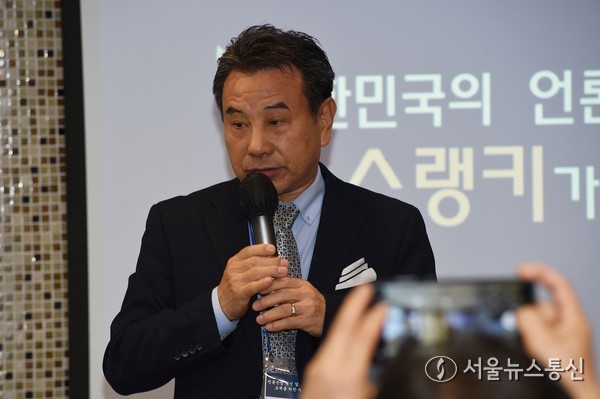 CCN미디어그룹 한상희 회장은 18일 서울역 인근에서 열린 회원사 모임에서 “뉴스랭키는 1500여 언론사가 참여하는 명실상부한 대표 뉴스포털로 이제 자리매김 했다"면서 "내년 3월에는 전국적인 회원 언론사들이 한데 모이는 대규모 행사를 계획하고 있다”고 밝혔다. 한상희 회장이 인사말을 하고 있다. 2024.12.19. 사진 이민희 기자