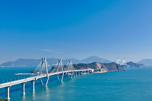 경남도는 지난해부터 시행 중인 거가대교 휴일 중·소형 차량 통행료 20% 할인 정책과 올해 2월부터 시행한 출퇴근 시간 거제시민 대상 통행료 20% 할인 정책을 내년에도 계속한다고 밝혔다.