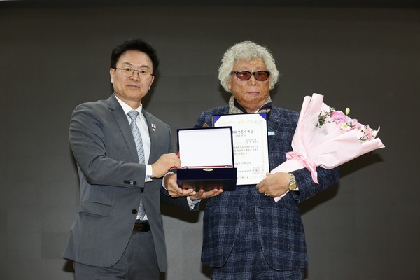 신만균(오른쪽) 삼정미디어그룹 회장이 24일 오후 서울 여의도 국회의원회관에서 개최된 2024 ‘한국입법기자협회 입법·언론 대상’ 시상식에서 올해의 언론사 상을 수상했다. 신만균 삼정미디어그룹 회장이 정진욱 의원(민주당)과 기념사진을 찍고 있다. 2024.12.24. 사진 신현성 기자 snakorea.rc@gmail.com © 서울뉴스통신 무단전재 및 재배포 금지