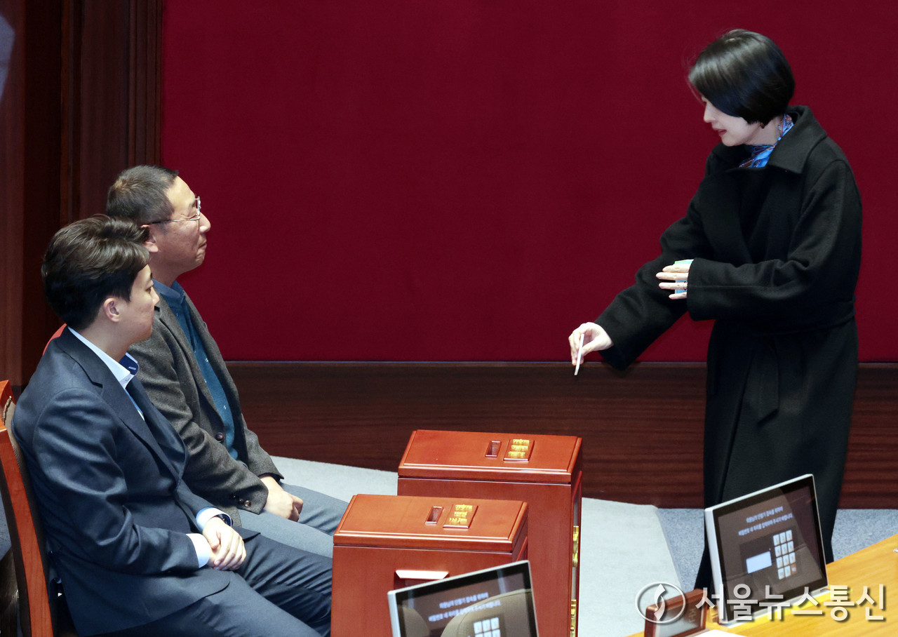 한지아 국민의힘 의원이 26일 서울 여의도 국회에서 열린 제420회 국회(임시회) 제1차 본회의에서 마은혁, 정계선, 조한창 헌법재판소 재판관 선출안 투표를 하고 있다. (2024.12.26) / 사진 = 서울뉴스통신 이민희 기자