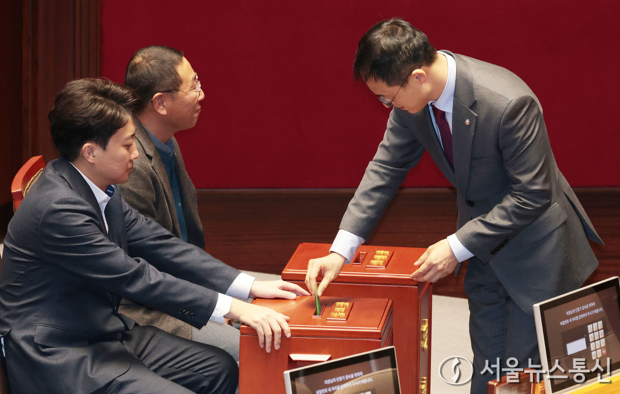 김상욱 국민의힘 의원이 26일 서울 여의도 국회에서 열린 제420회 국회(임시회) 제1차 본회의에서 마은혁, 정계선, 조한창 헌법재판소 재판관 선출안 투표를 하고 있다. (2024.12.26) / 사진 = 서울뉴스통신 이민희 기자