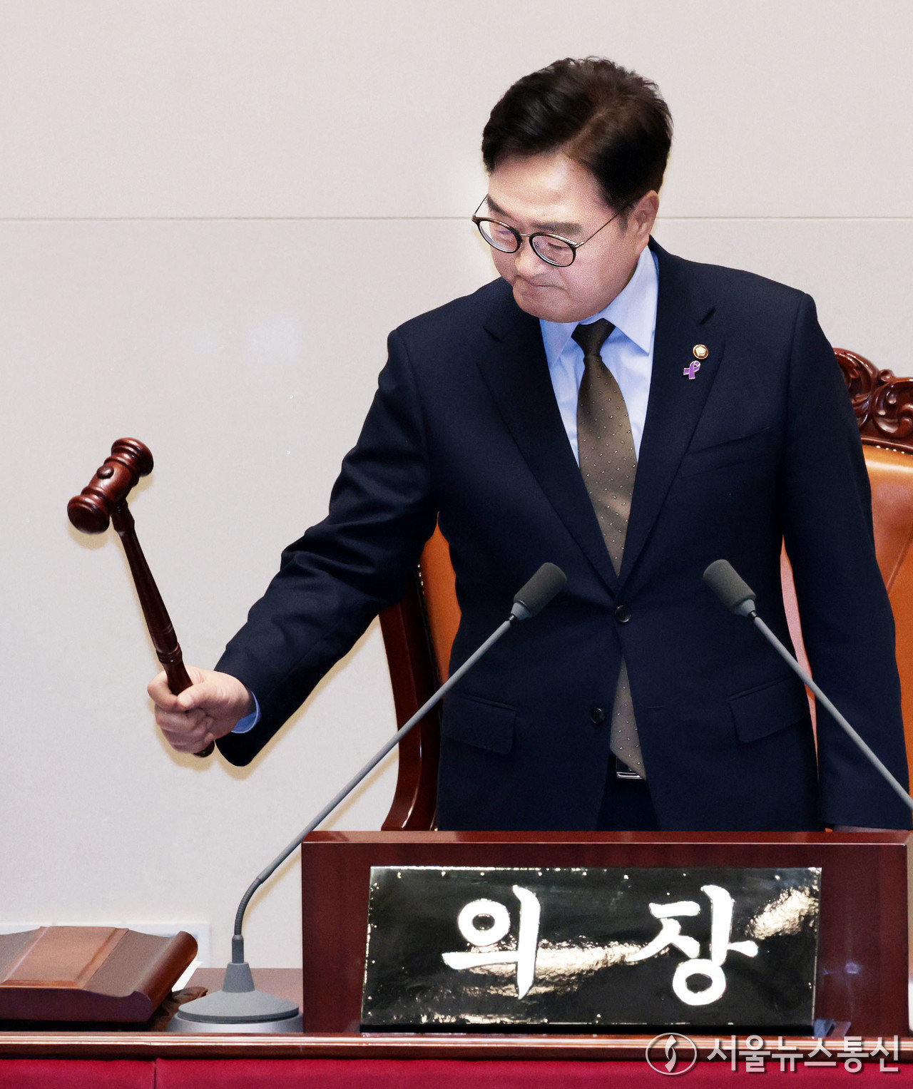 우원식 국회 의장이 26일 서울 여의도 국회에서 열린 제420회 국회(임시회) 제1차 본회의에서 마은혁, 정계선, 조한창 헌법재판소 재판관 선출안 가결을 선포하고 있다. (2024.12.26) / 사진 = 서울뉴스통신 신현성 기자