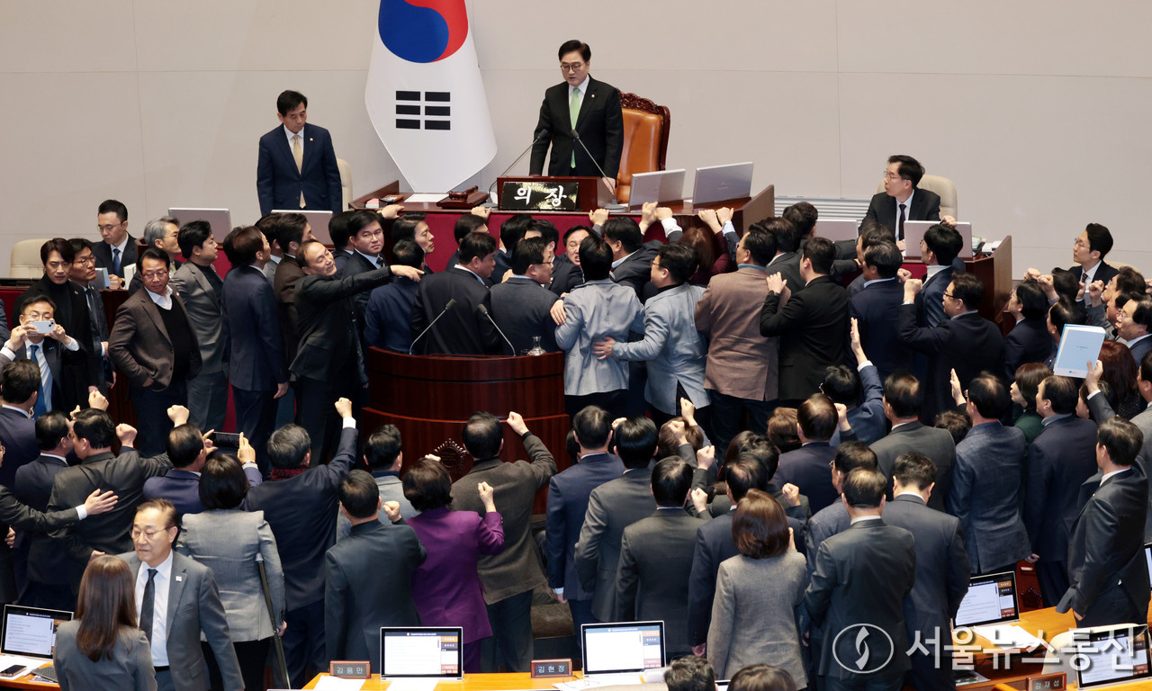 우원식 국회의장이 27일 오후 국회 본회의에서 한덕수 국무총리 탄핵소추안 가결 요건을 '재적 과반'으로 판단을 내리자 국민의힘 의원들이 의장석으로 몰려가 항의하고 있다. 2024.12.27/사진=서울뉴스통신 이창호 기자 snakorea.rc@gmail.com