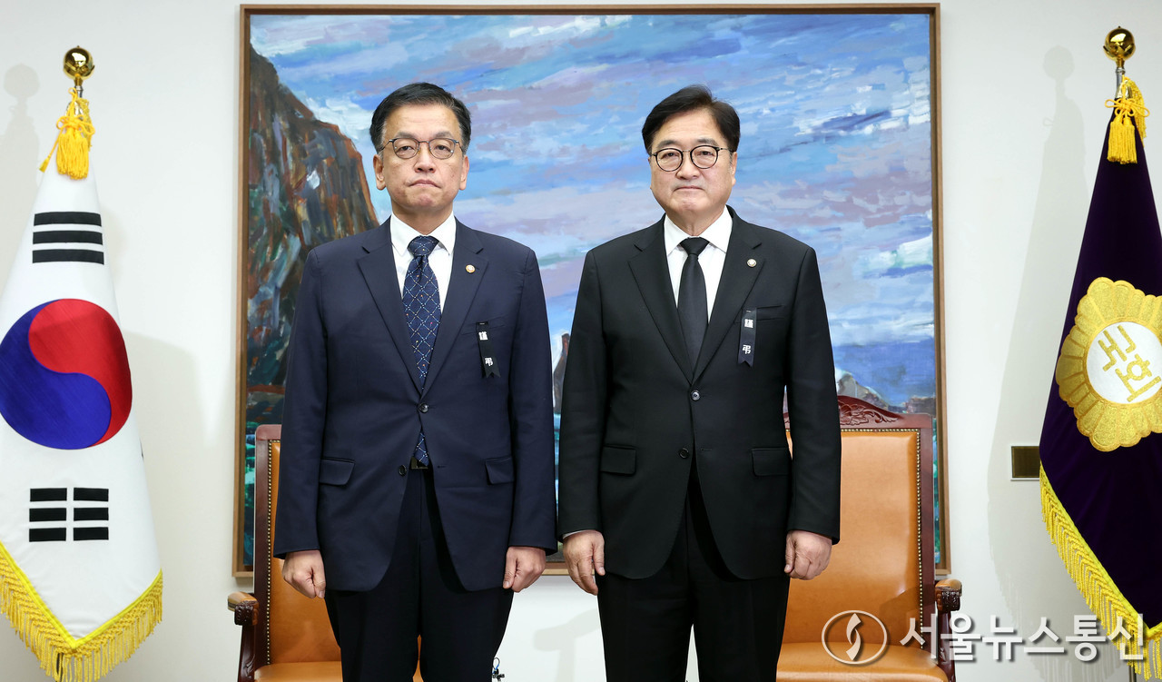 우원식 국회의장이 30일 오전 서울 여의도 국회를 찾은 최상목 대통령 권한대행 부총리 겸 기획재정부 장관과 기념촬영하고 있다. (2024.12.30) / 사진 = 국회사무처 제공