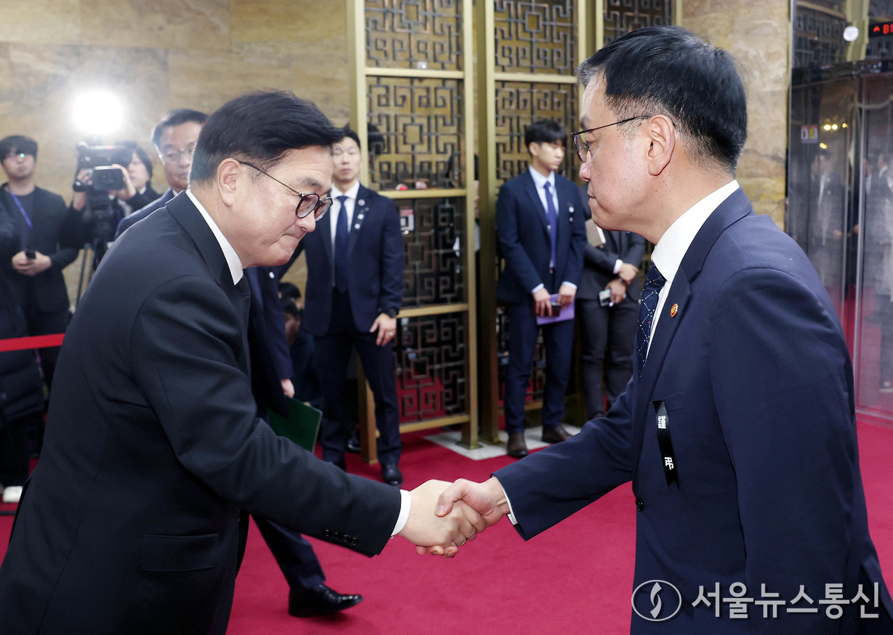 우원식 국회의장이 30일 오전 서울 여의도 국회를 찾은 최상목 대통령 권한대행 부총리 겸 기획재정부 장관과 악수하고 있다. (2024.12.30) / 사진 = 국회사무처 제공