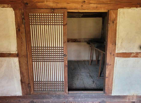 '거창 무릉리 최진사 고가' 사랑채 도난당한 창호 / 사진 = 국가유산청 제공